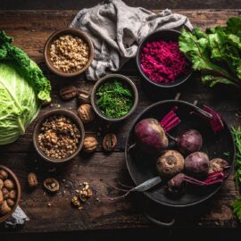 Fränkische Zutaten auf rustikalem Holztisch – Wirsing, Rote Bete, Walnüsse, Grünkern und frische Kräuter als Symbol für vegane, regionale Küche in Fürth.