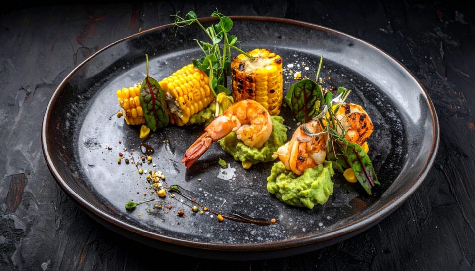 Gegrillte Garnele mit Mais und Avocadocreme als Fine-Dining-Gericht im Scotch & Beef Club Fuego & Tierra – Lateinamerika & Rum