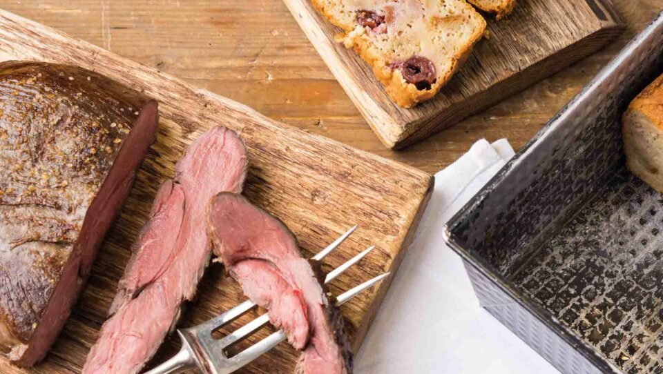 Rosa gebratener Hirschrücken mit Portwein-Wildglace – modern angerichtete Wildküche